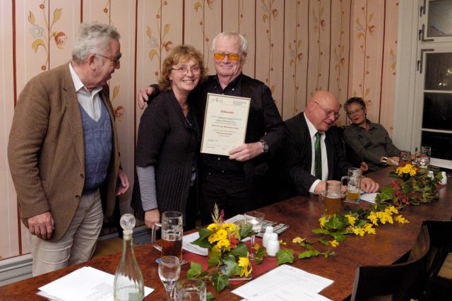 Die Vorsitzende Annette Andernacht (2. v.l.) überreicht Dr. Eberhard Laeuen die Ehrenurkunde. Überreichung der Ehrenurkunde